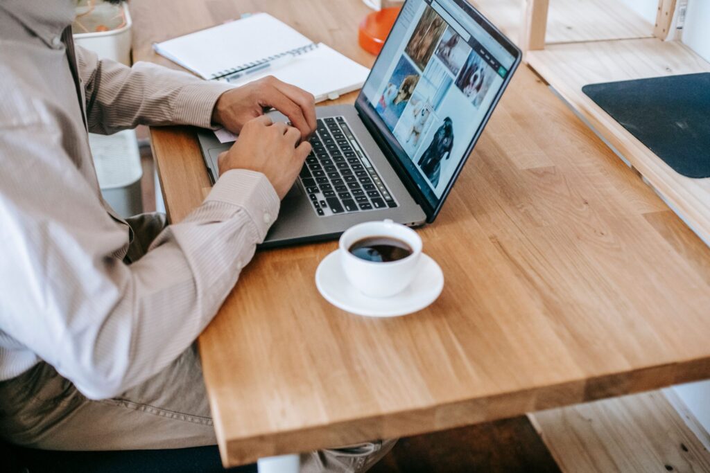 7 Faceless Online Income Ideas Quietly Blowing Up in 2026